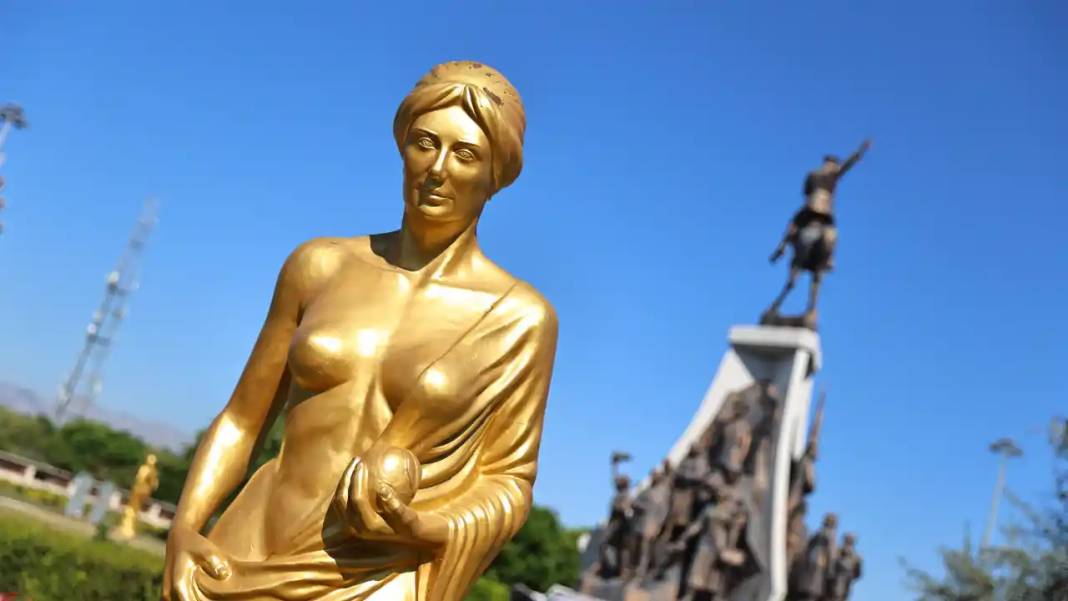 Altın Portakal’ın Sembolü Venüs Heykelleri Şehri Sardı! 2